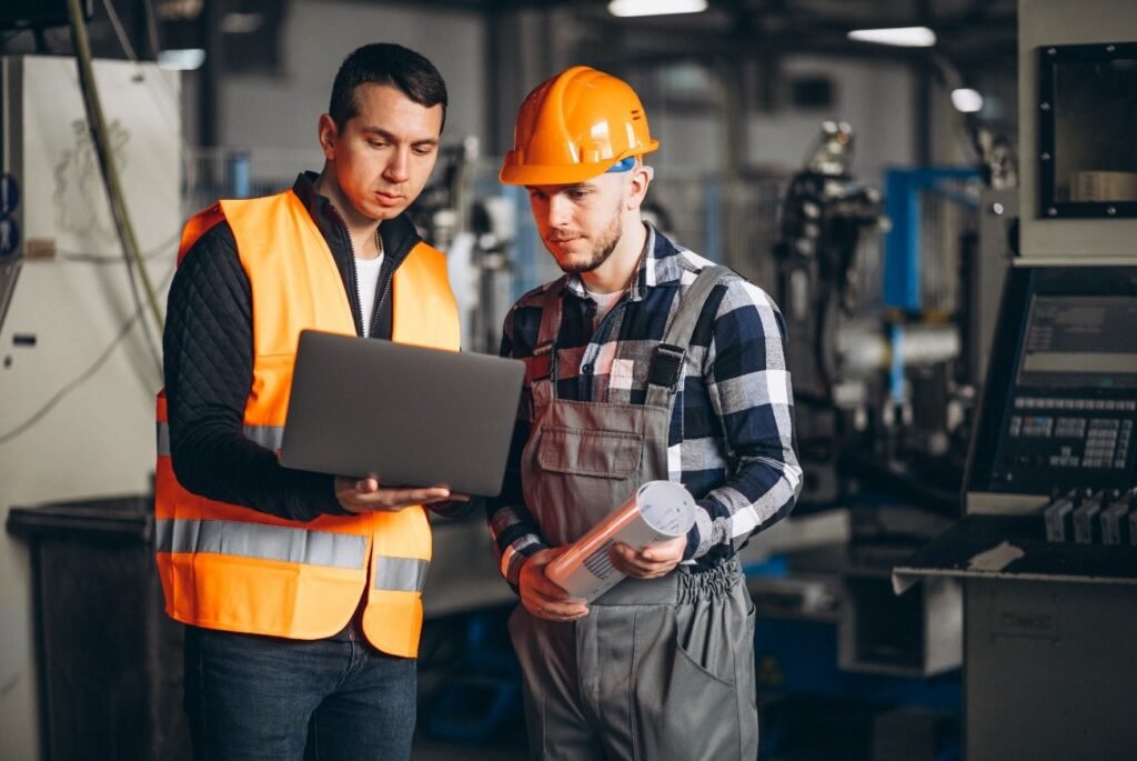 Homens engenheiros na indústria, olhando para a tela de um notebook